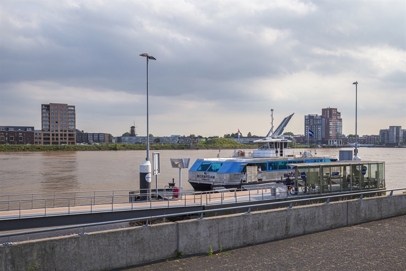 Waterbus bij Papendrecht