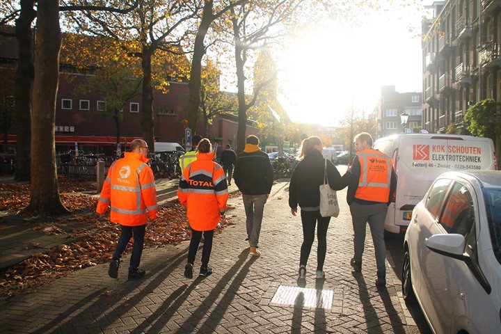 FotoMobWerktuigenMensenOpStraat