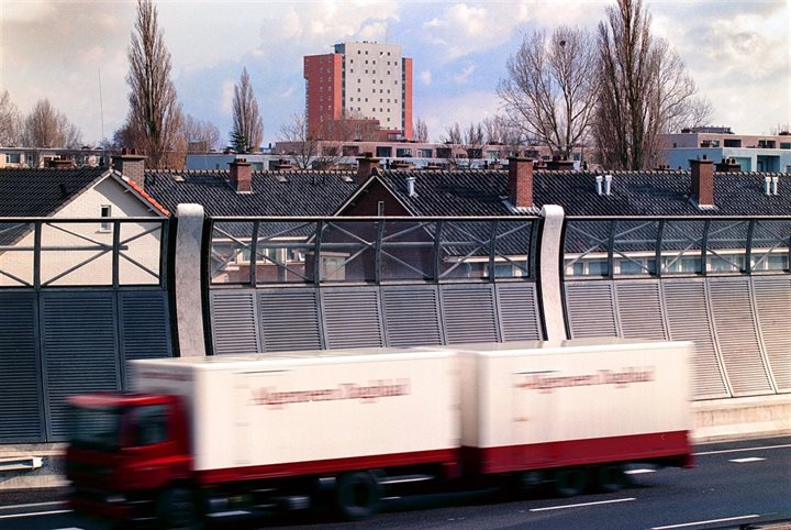 Snelweg naast woonwijk