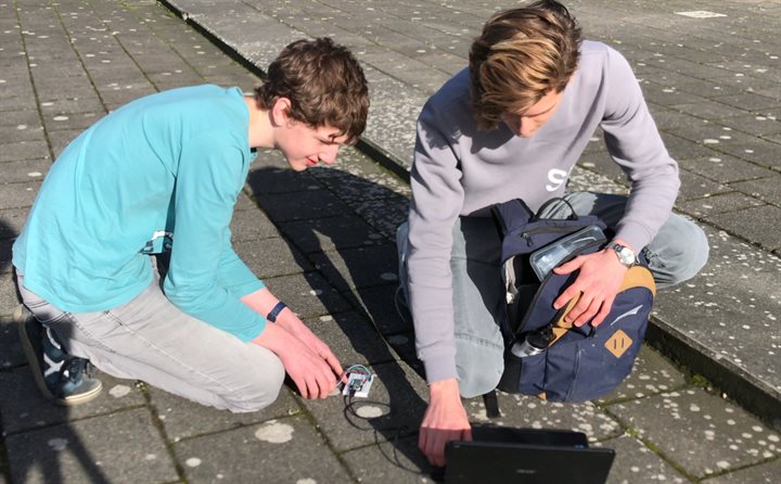 Leerlingen buiten met sensor