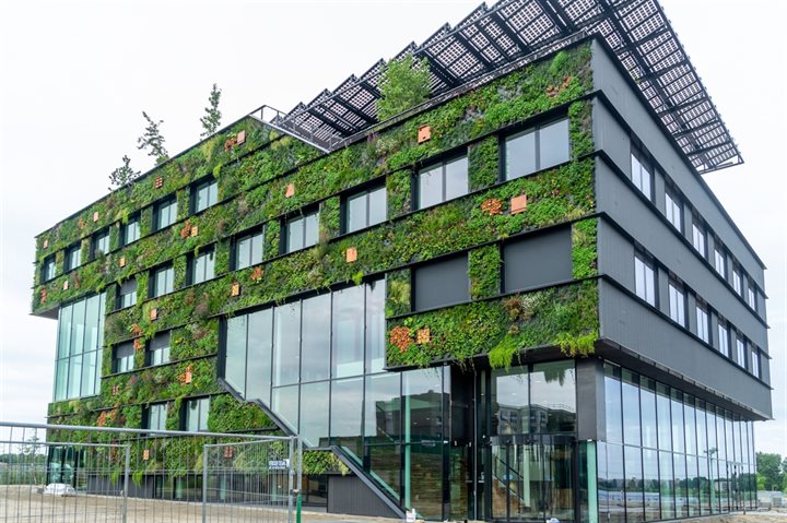 Aeres-University_green-facade-2-scaled