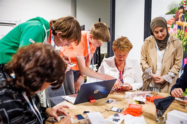 Jongeren helpen bestuurders bij het maken van een fijnstofsensor