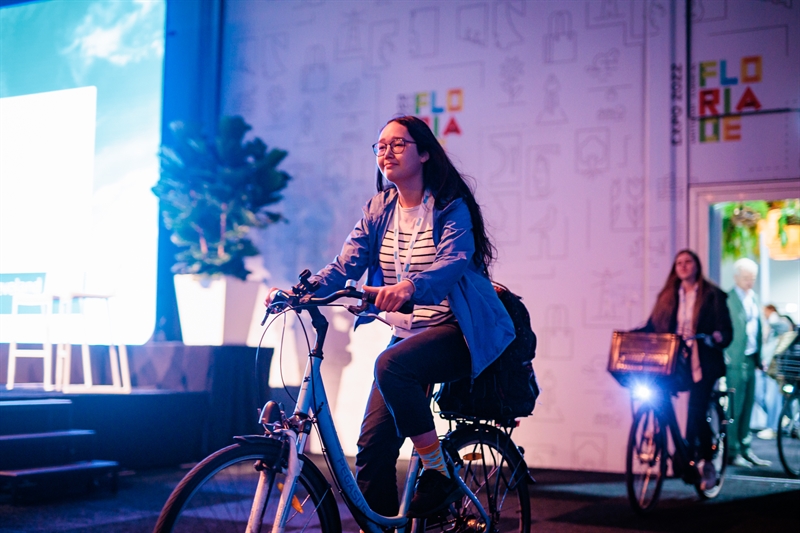 Scholieren komen fietsend binnen