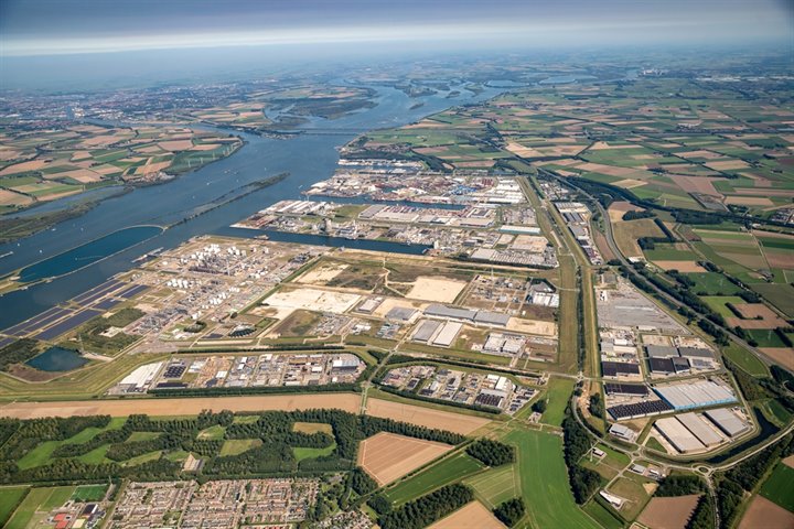 Luchtfoto Port of Moerdijk - te gebruiken met vermelding Foto Paul Martens
