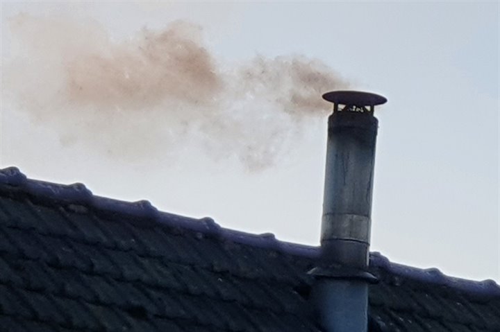 uitsnede schoorsteen zwarte rook