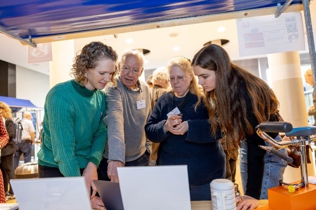 Deelnemers participatiemarkt in gesprek